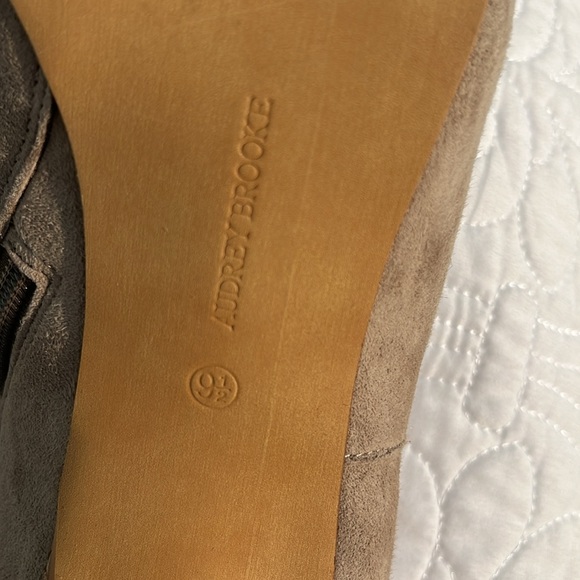 Audrey Brooke. Size 9.5. - Picture 7 of 7